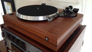 Acoustic Research’s The AR Turntable. Image via Vinyl Engine