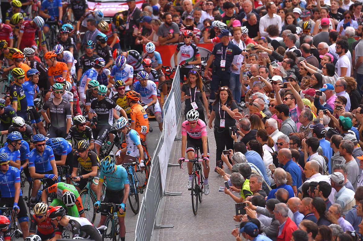 Tom Dumoulin in pink at the start of the Giro d'Italia's 13th stage