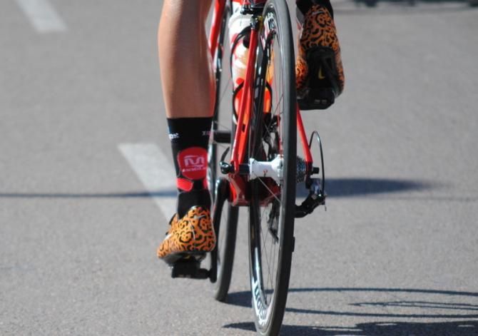 The feet of V&iacute;ctor Mart&iacute;n (Burgos BH) always have something curious. He usually wears his lucky socks, which feature Ch&eacute; Guevara's face. Today he didn't utilised Ch&eacute;, but freak, leopard-looking cycling shoes by Nike.
