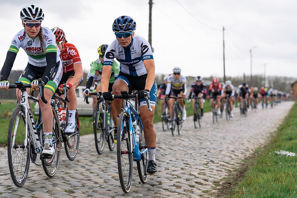 Lotta Lepist&ouml; and Lauren Kitchen upfront as the peloton bounce across the cobbles - Pajot Hills Classic 2016