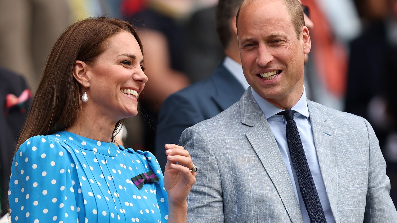 Kate Middleton&#039;s blue and white polka dot dress