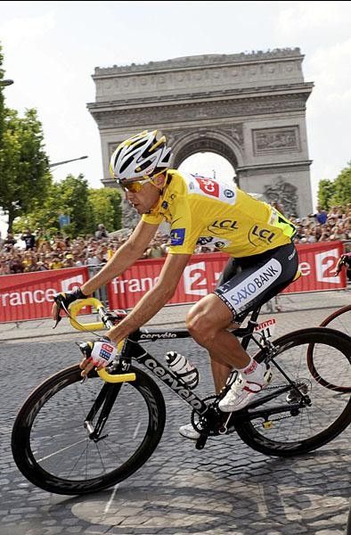 Sastre turns at the Arc de Triomphe for his biggest success in his career.