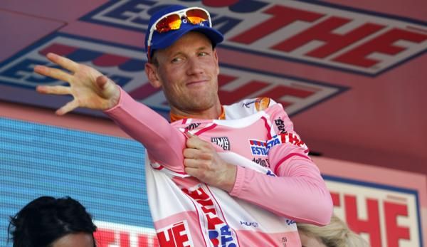 Pieter Weening (Rabobank) pulls on the maglia rosa