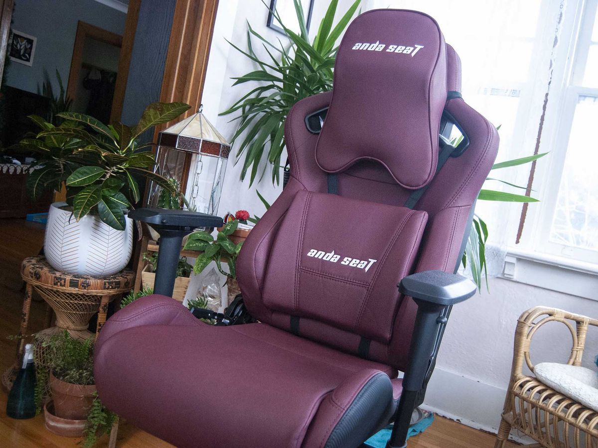 BIG Gaming Chair For BIG Gamers?!