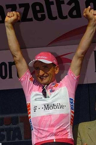 Stage 5 - CSC gets it in tight finish with T-Mobile
