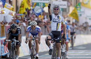 Mark Cavendish (HTC-Highroad) celebrates winning stage 12