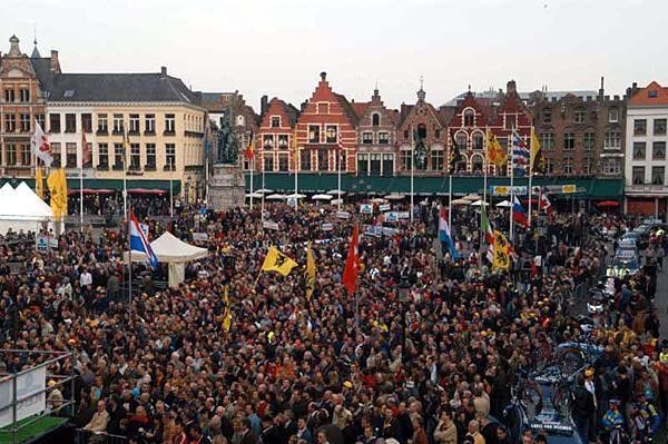 There were many people at the start in Brugge