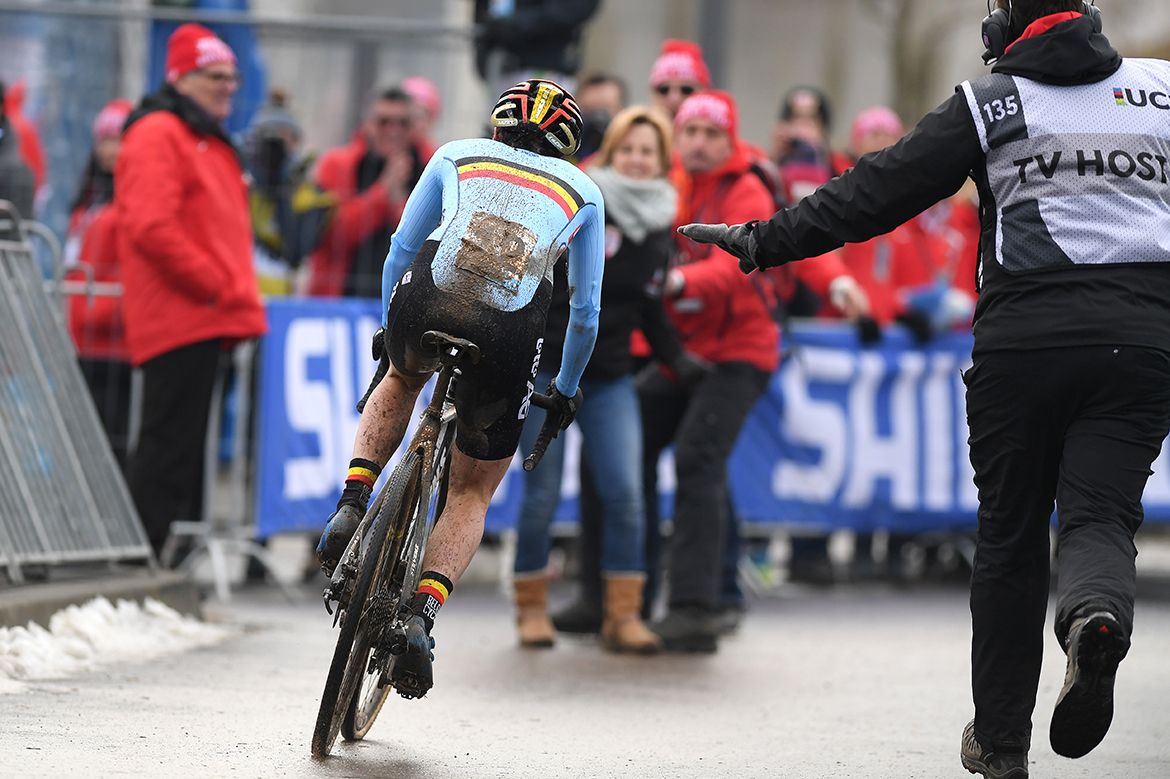 Sanne Cant crosses the line