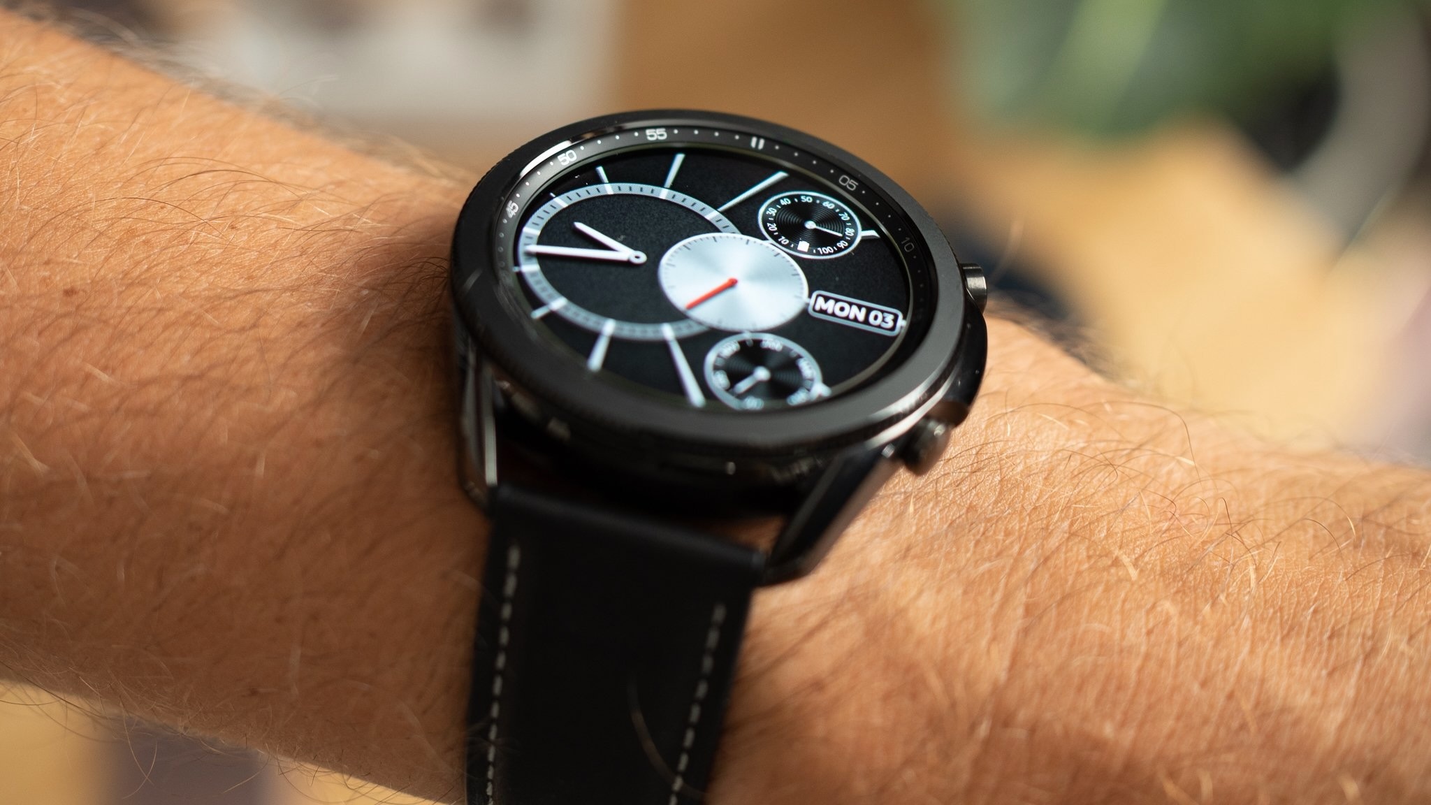 لقطة مقرّبة لوجه ساعة Samsung Galaxy Watch 3
