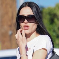 Amelia gray wears oversize sunglasses and a t-shirt.