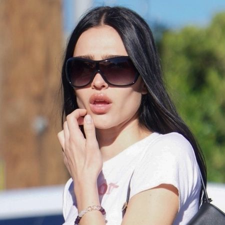 Amelia gray wears oversize sunglasses and a t-shirt.