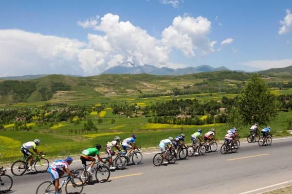 The lead group on a small descent.