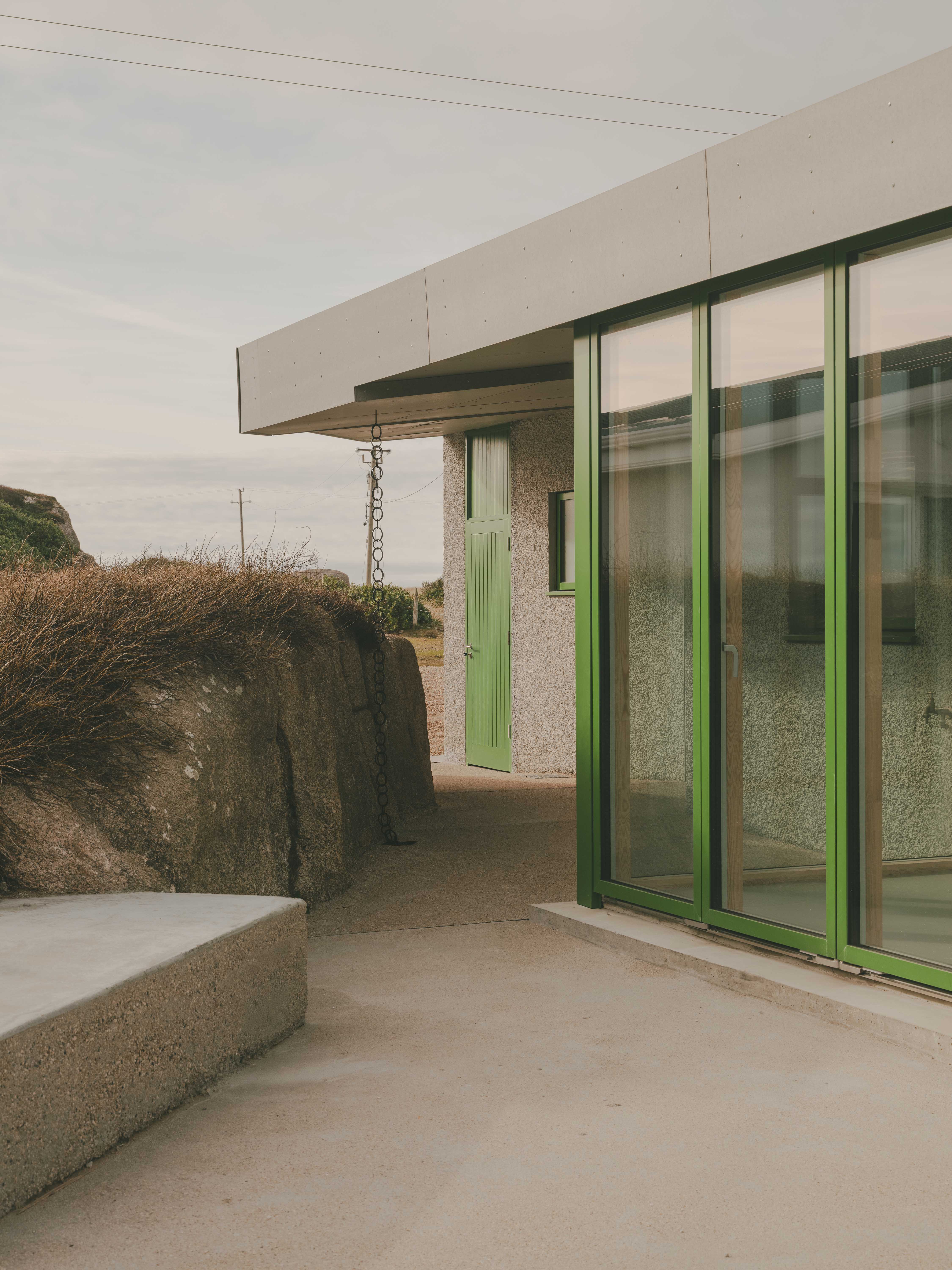 The spaces between the house and the rock has a certain intimacy in which new ‘external rooms’ are created