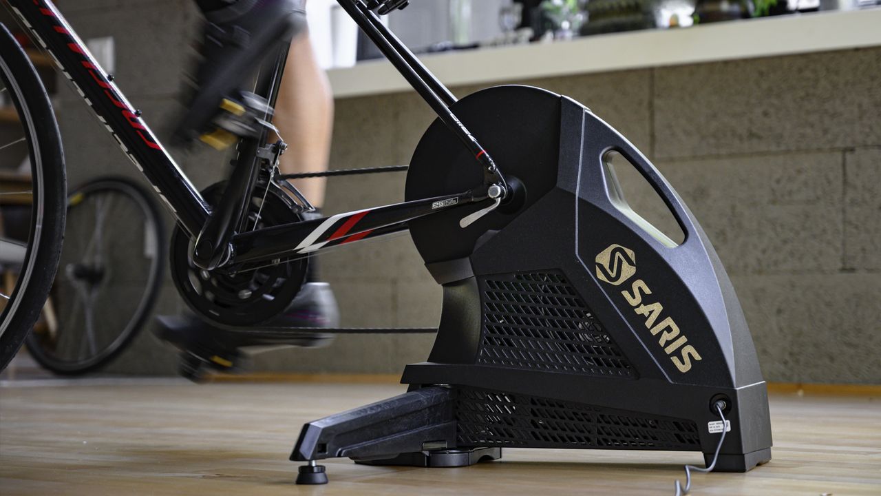 Saris H3 turbo trainer and TD1 desk