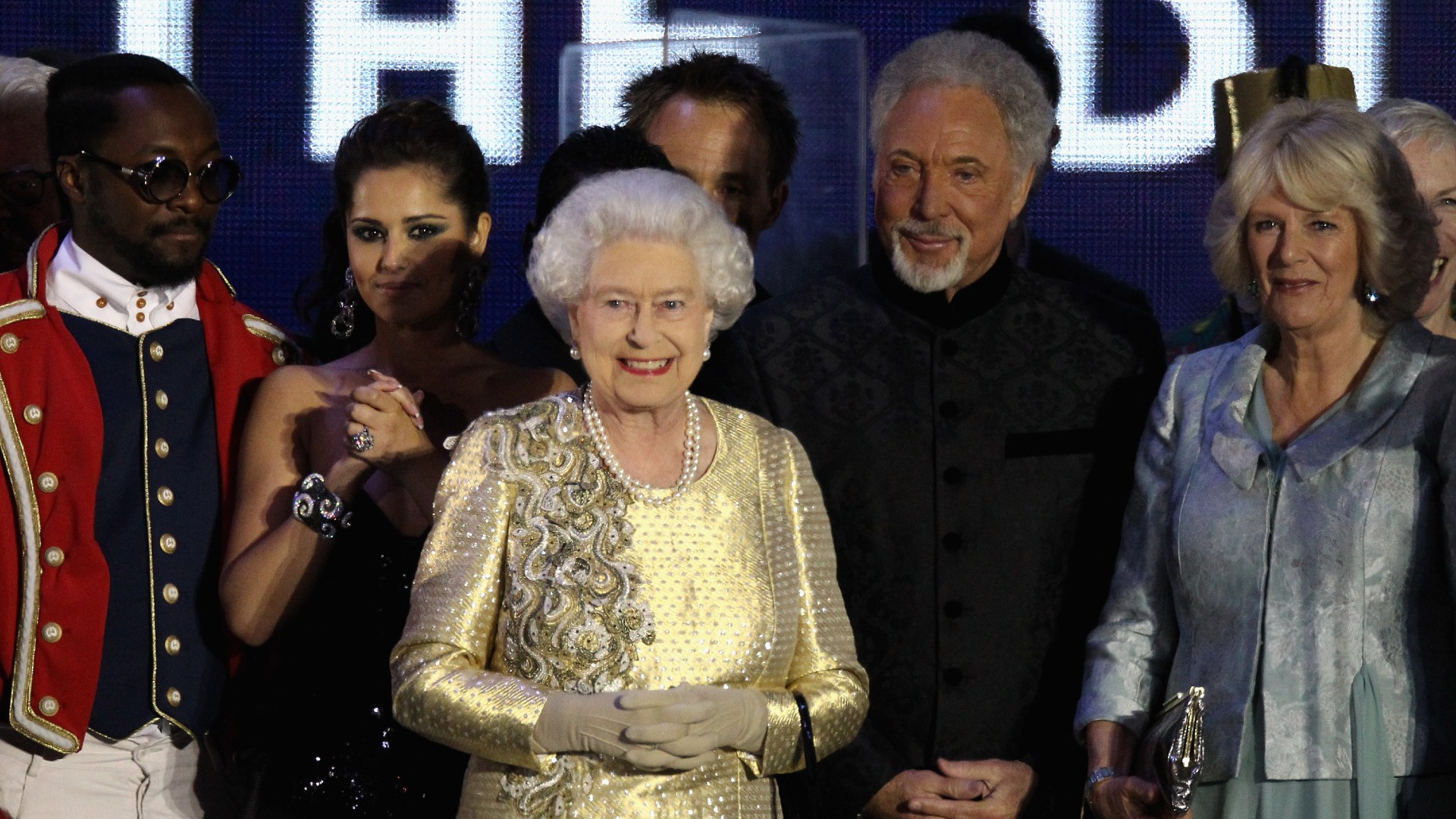 Queen Elizabeth II (C) s (LR) Will.i.am, Cheryl Cole, Sir Tom Jones a vévodkyně z Cornwallu na pódiu během koncertu Diamond Jubilee