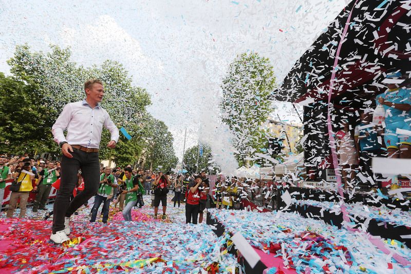 Alexander Vinokourov gets in on the celebrations