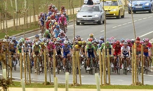The peloton takes up the whole road on the second stage of the Vuelkta al Pais Vasco
