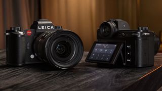 Deux appareils photo Leica SL3 sur une table grise