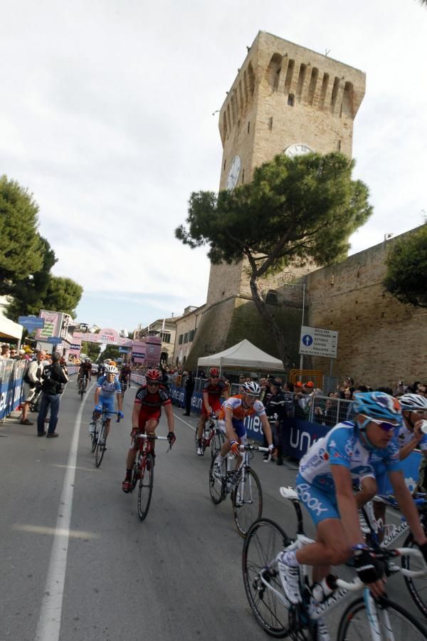 Riders search for their sognieurs after finishing the stage