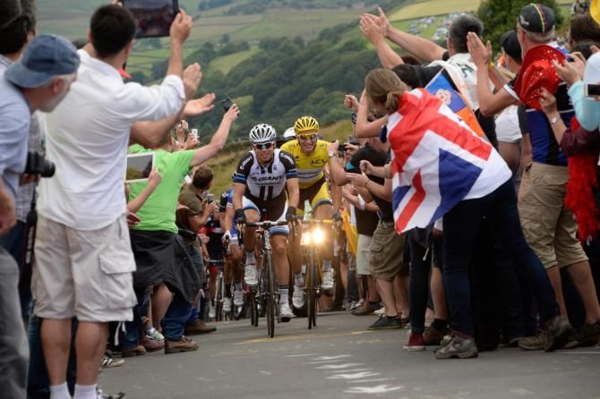 The crowds cheers on the yellow jersey of Marcel Kittel (Giant-Shimano)