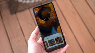 Customizing the lock screen on a Moto G 2025