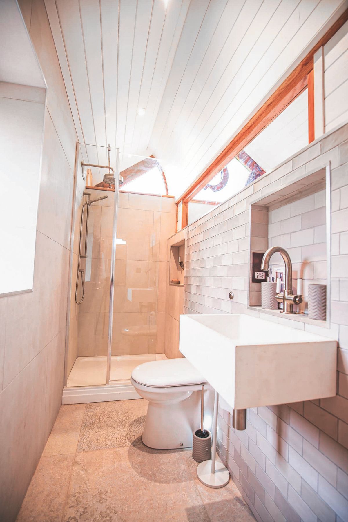 small en suite bathroom with grey tiles