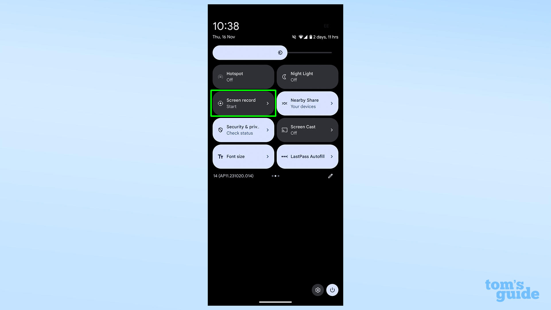 Снимки экрана, показывающие значок записи экрана в быстрых настройках в Android 14.