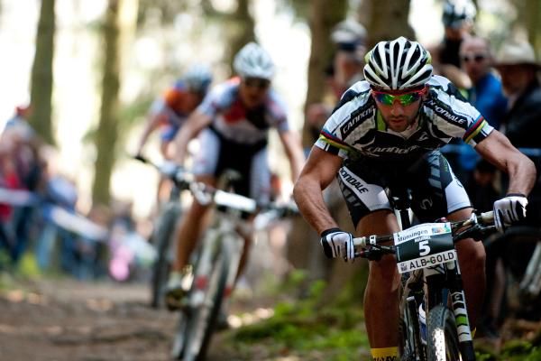 Manuel Fumic (Cannondale) races downhill