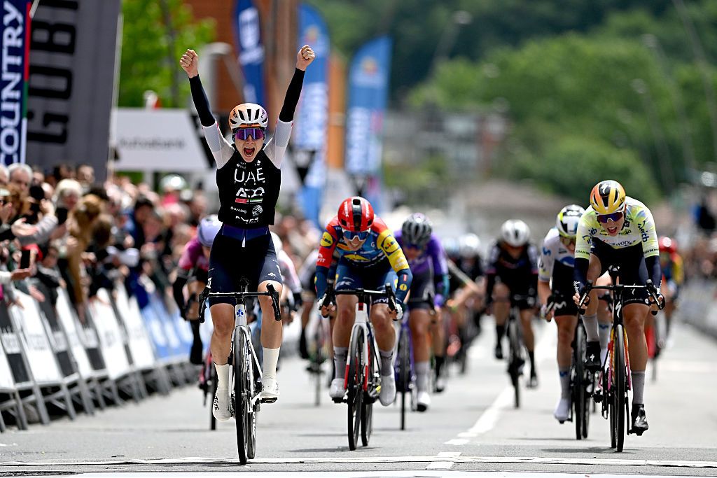 Dominika Wlodarczyk celebrates winning stage 2 of Itzulia Women 2026