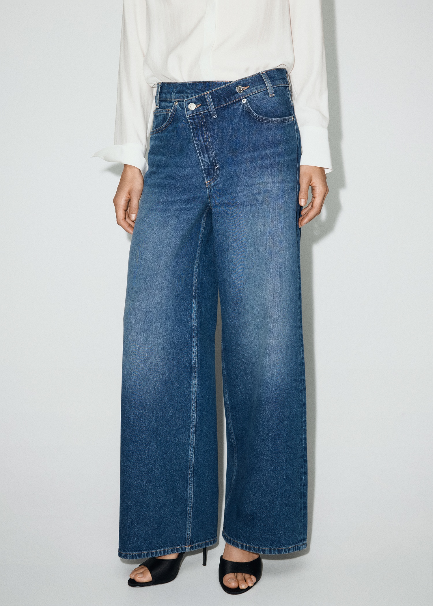 Wide-Leg Mid-Rise Jeans With a Crossover Waistband - Women | Mango United Kingdom