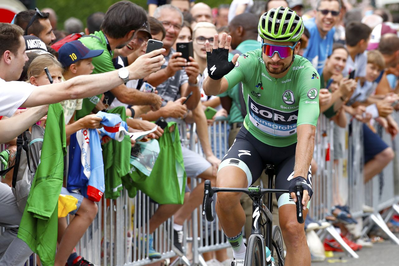Peter Sagan (Bora-Hansgrohe) greets the fans at the stage start