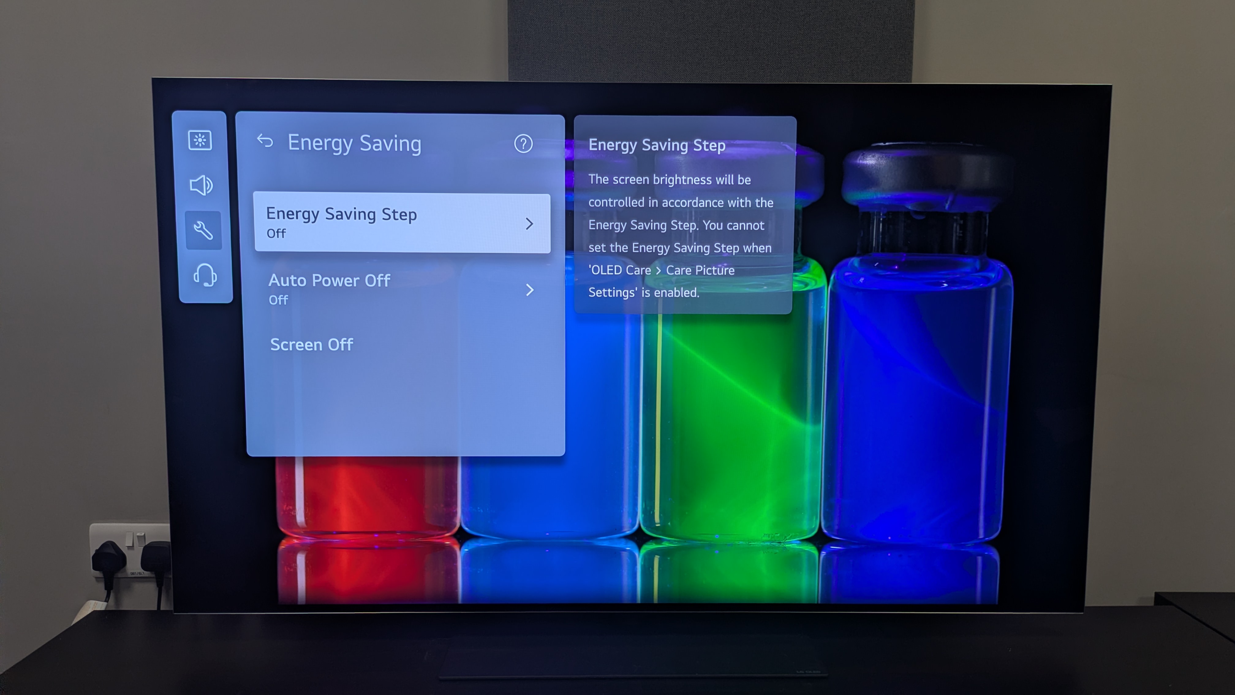 LG G5 with energy saving menu on screen