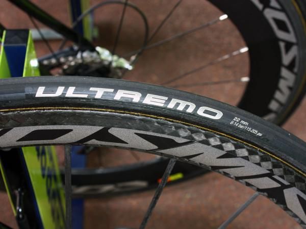 Basso is running 22mm-wide tires most of the time. These are labeled as Schwalbe Ultremo but they bear a strong resemblance to Veloflex Carbons.