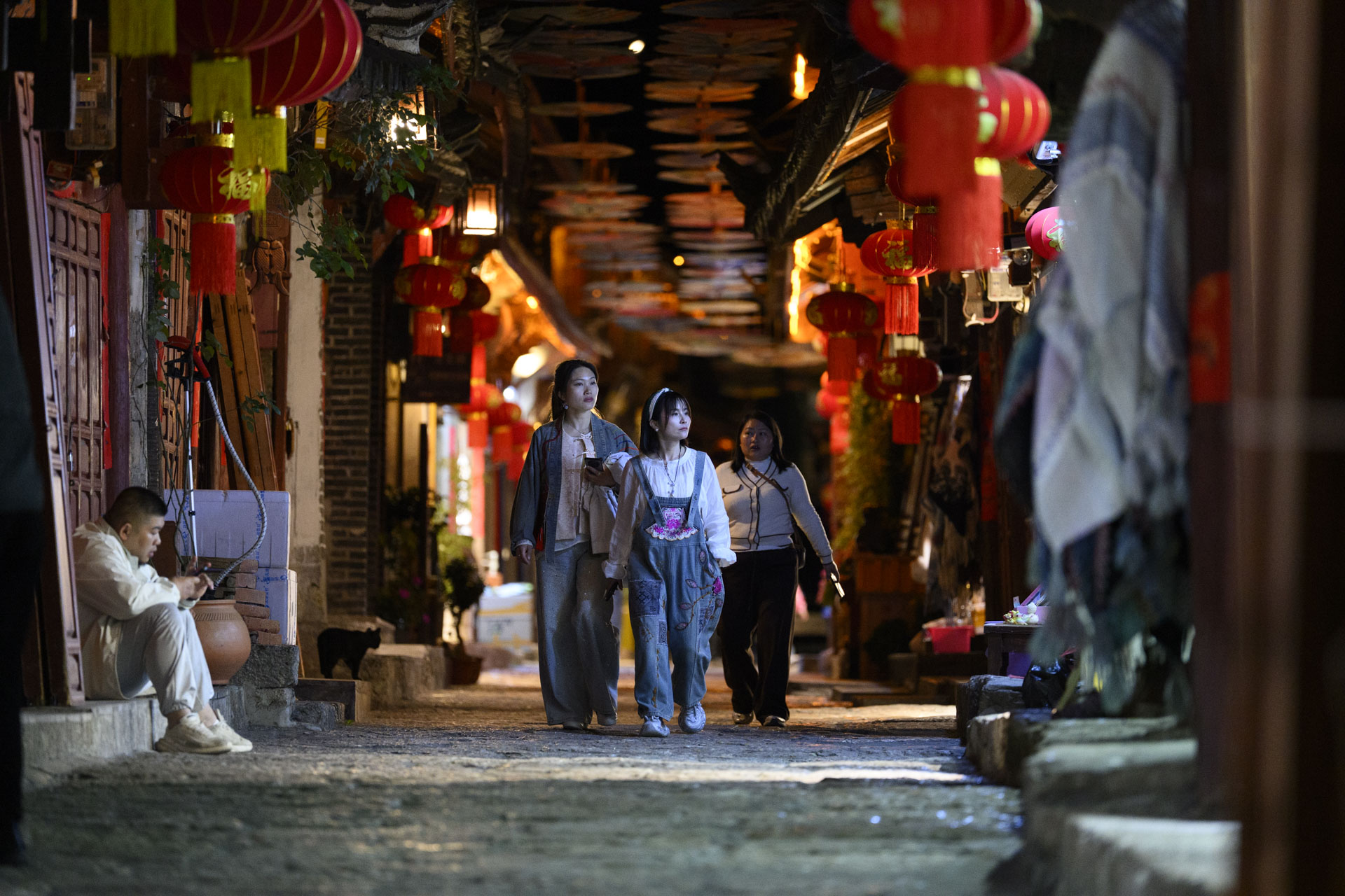 Nikon Z 70-200mm f/2.8 VR S II image gallery: a street scene at night in the Yunnan province of China - ladies walking down a street