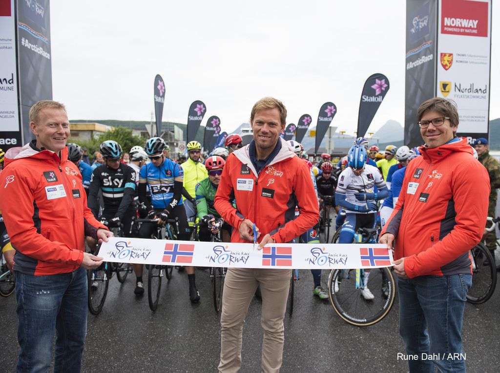 Race ambassador Thor Hushovd cuts the ribbon at the start of stage 3