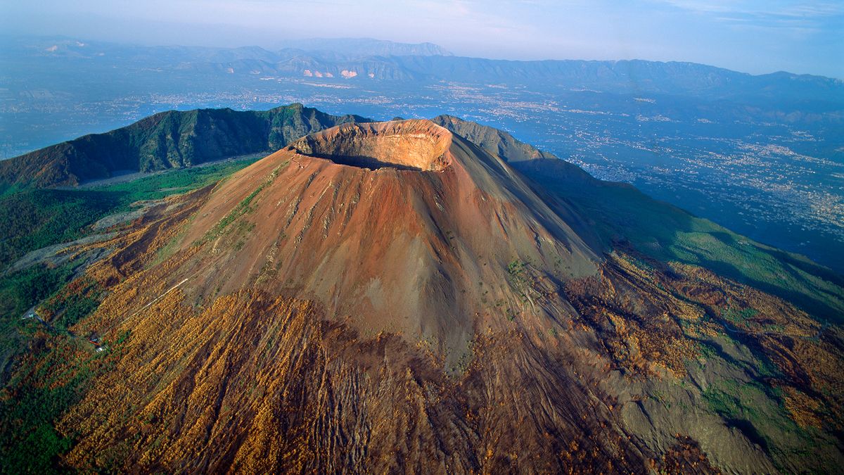 man falls into crater of mount vesuvius