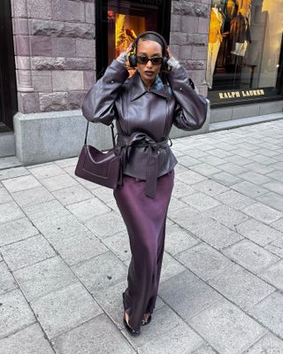 Influencer wears a plum winter outfit