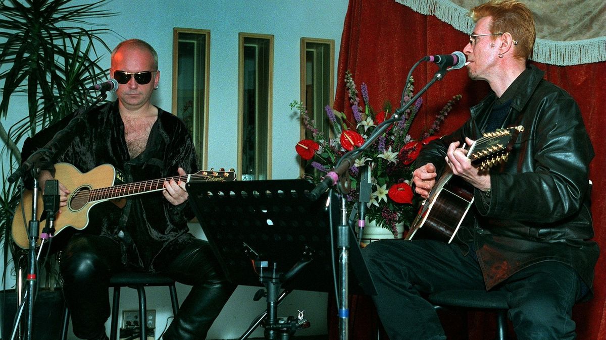 David Bowie and Reeves Gabrels in 1997