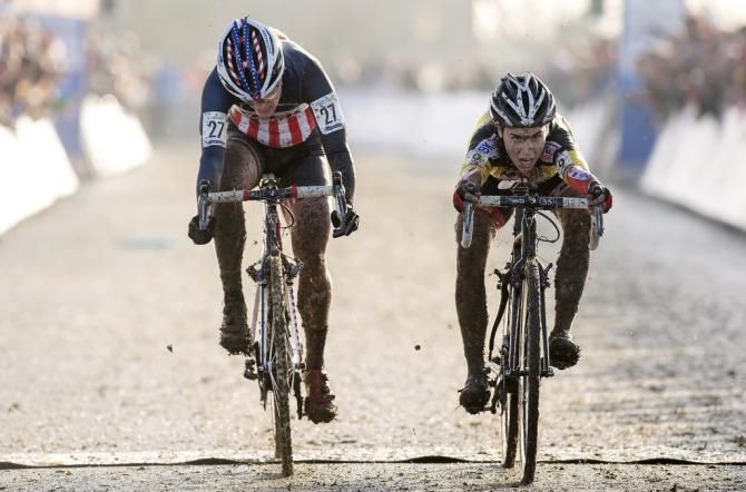 Sanne Cant nudges out Katie Compton to take the win in Milton Keynes