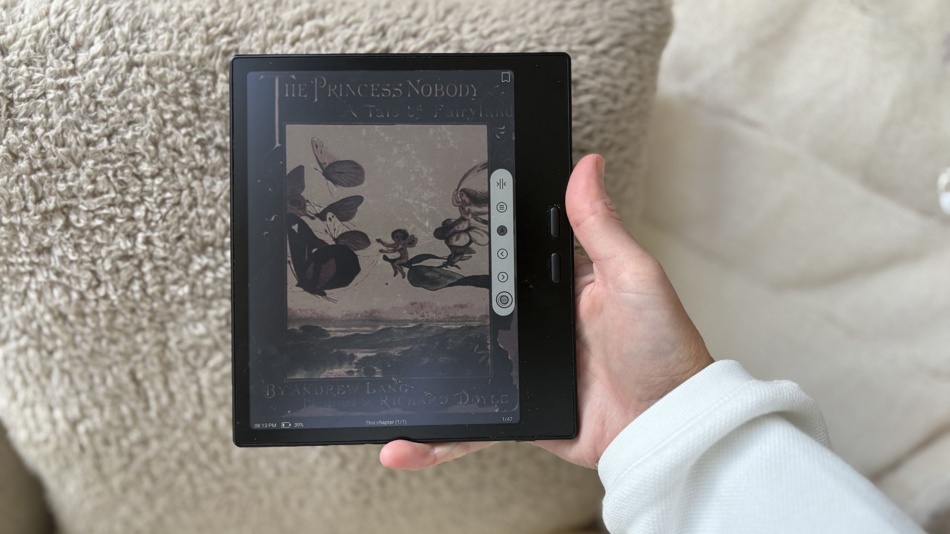 BOOX Go Colour Gen 2 eReader on the sofa