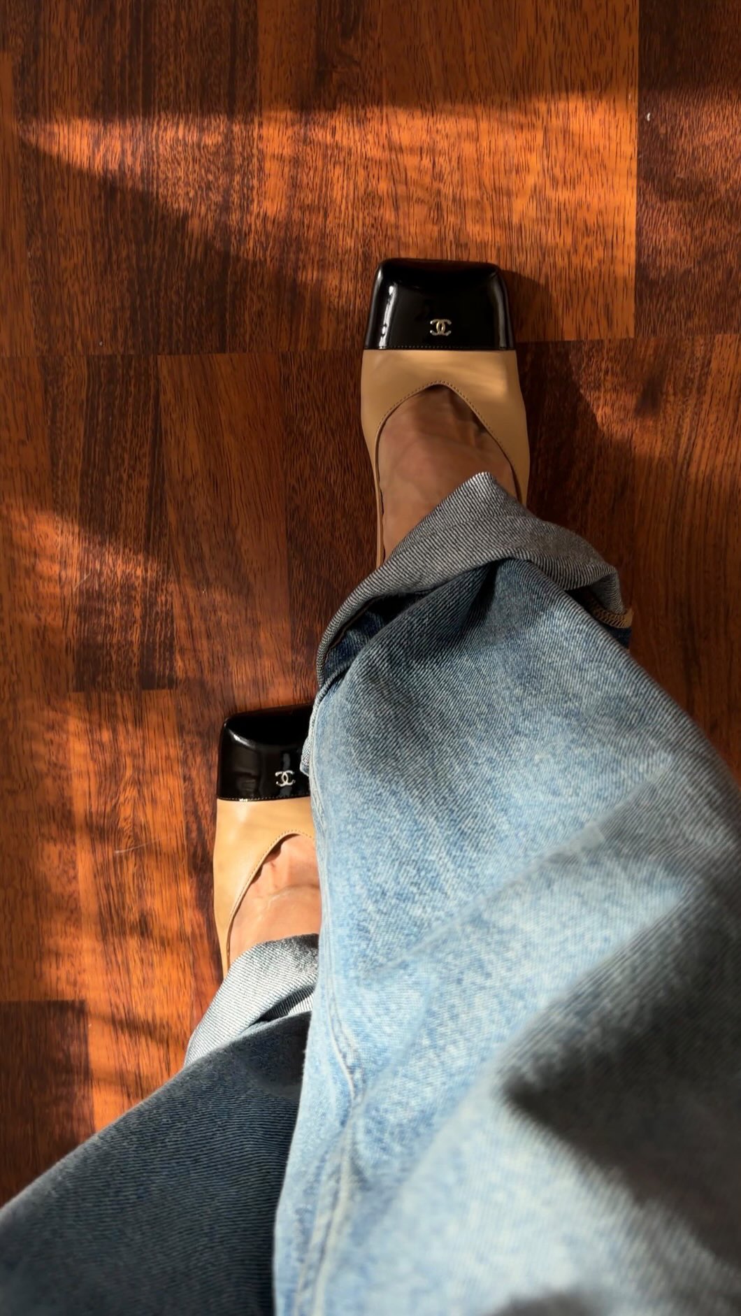An image of @venswifestyle wearing two-tone heels with cuffed jeans.