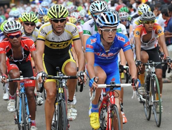 Aisan Racing Team rider lead the big peloton in Tigo Tumpuak area, West Sumatra on Tour de Singkarak stage 2.