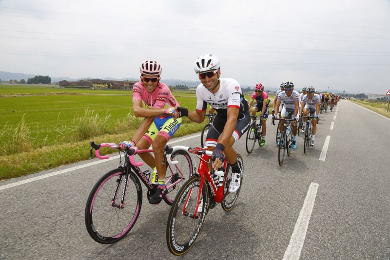 First place and last place of the 2015 Giro d'Italia, Alberto Contador and Marco Coeldan, shake hands
