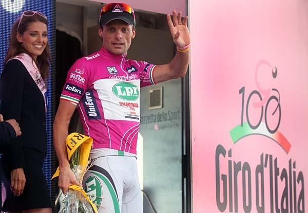 Danilo Di Luca (LPR Brakes) waves to the many fans that came out to support him.