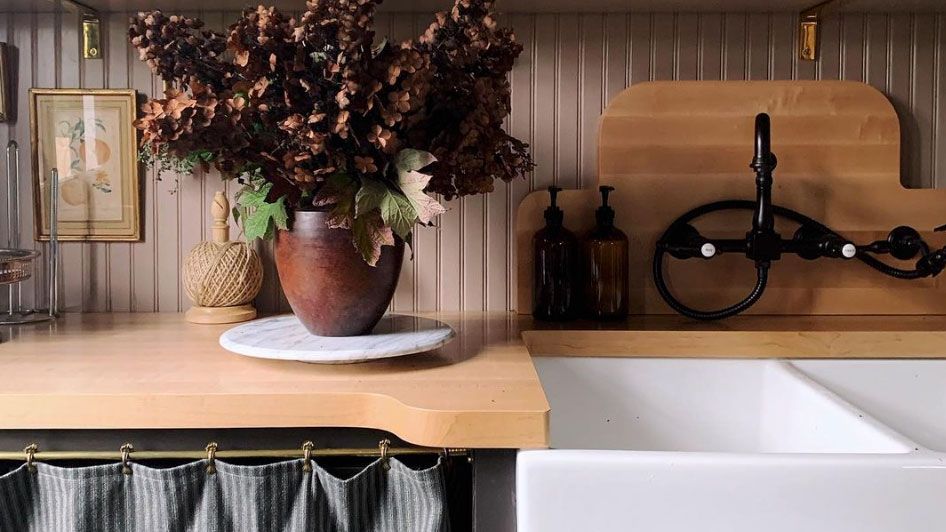 Using white vinegar in laundry to deodorize clothes fast