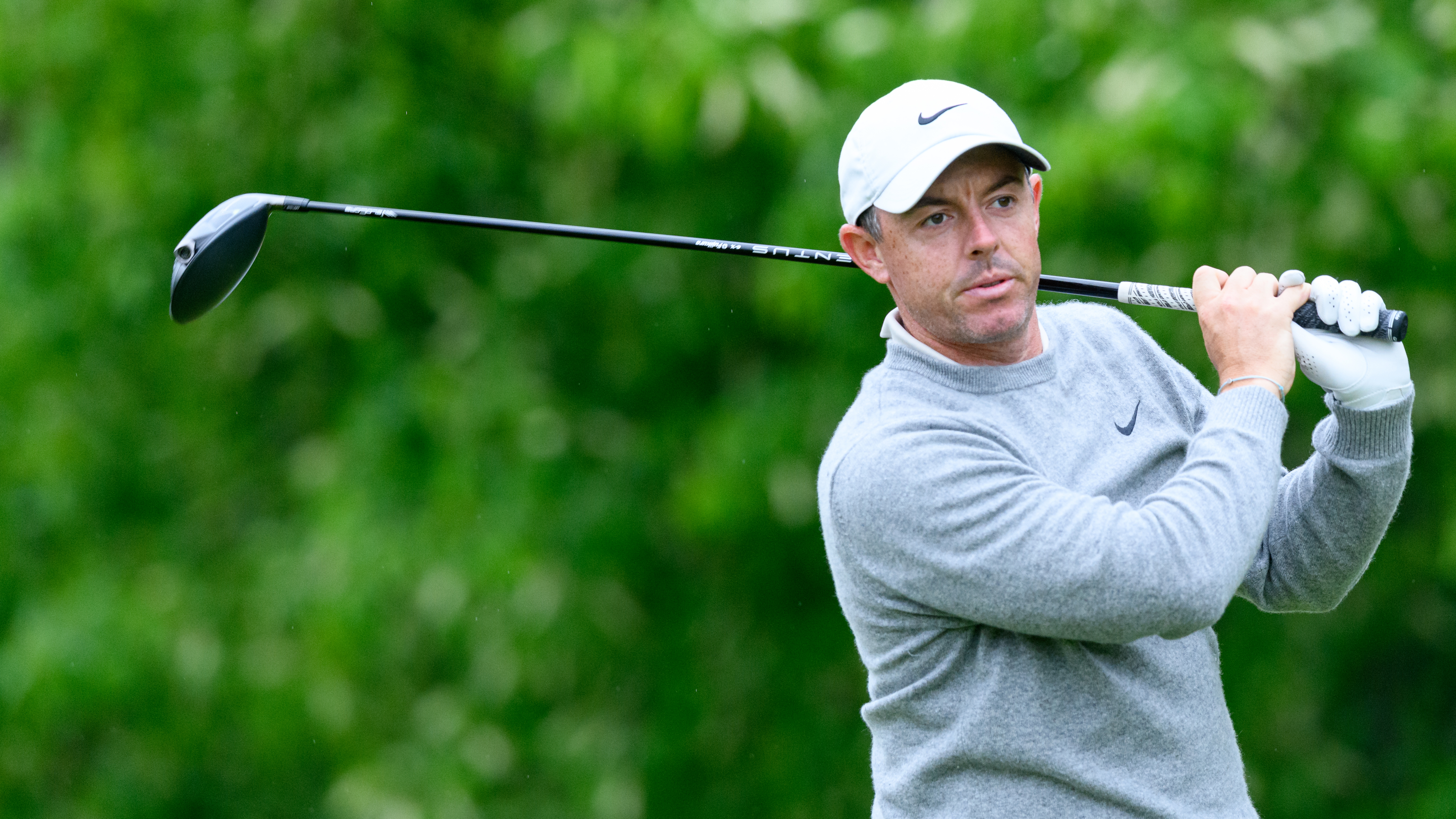 Photo of Rory McIlroy struggling with his driver