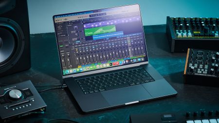 Apple MacBook Pro M5 Ultra 16-inch