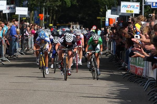 Kirsten Wild (Cervelo Test Team) sprints to victory ahead of Marianne Vos (Nederland Bloeit) and Giorgia Bronzini (Merida-Gauss). Martine Bras (Merida-Gauss) retained the overall lead