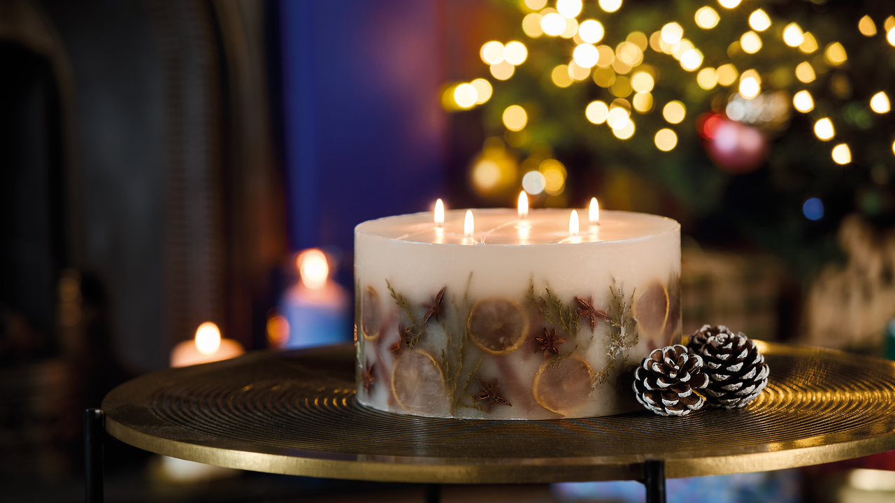 XXL Inclusion Club on side table with pine cone