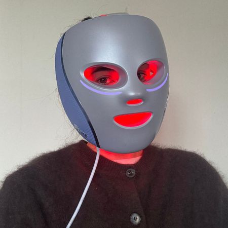 Eleanor wearing the Shark CyroGlow Plus LED mask